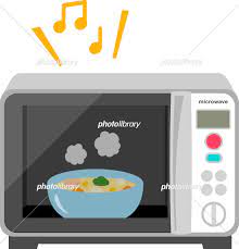 電子レンジの中の食べ物から湯気が出ている。電子レンジの上に音符が表示されており、音が鳴っていることを表現している