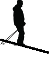 斜面でスキー板に乗っている。真っすぐに見えるが板に対しては重心が後ろにいっている。